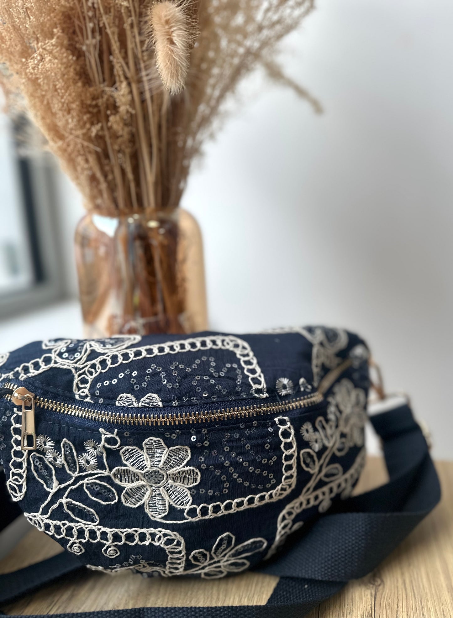 Banane brodée à motifs fleuris bleu