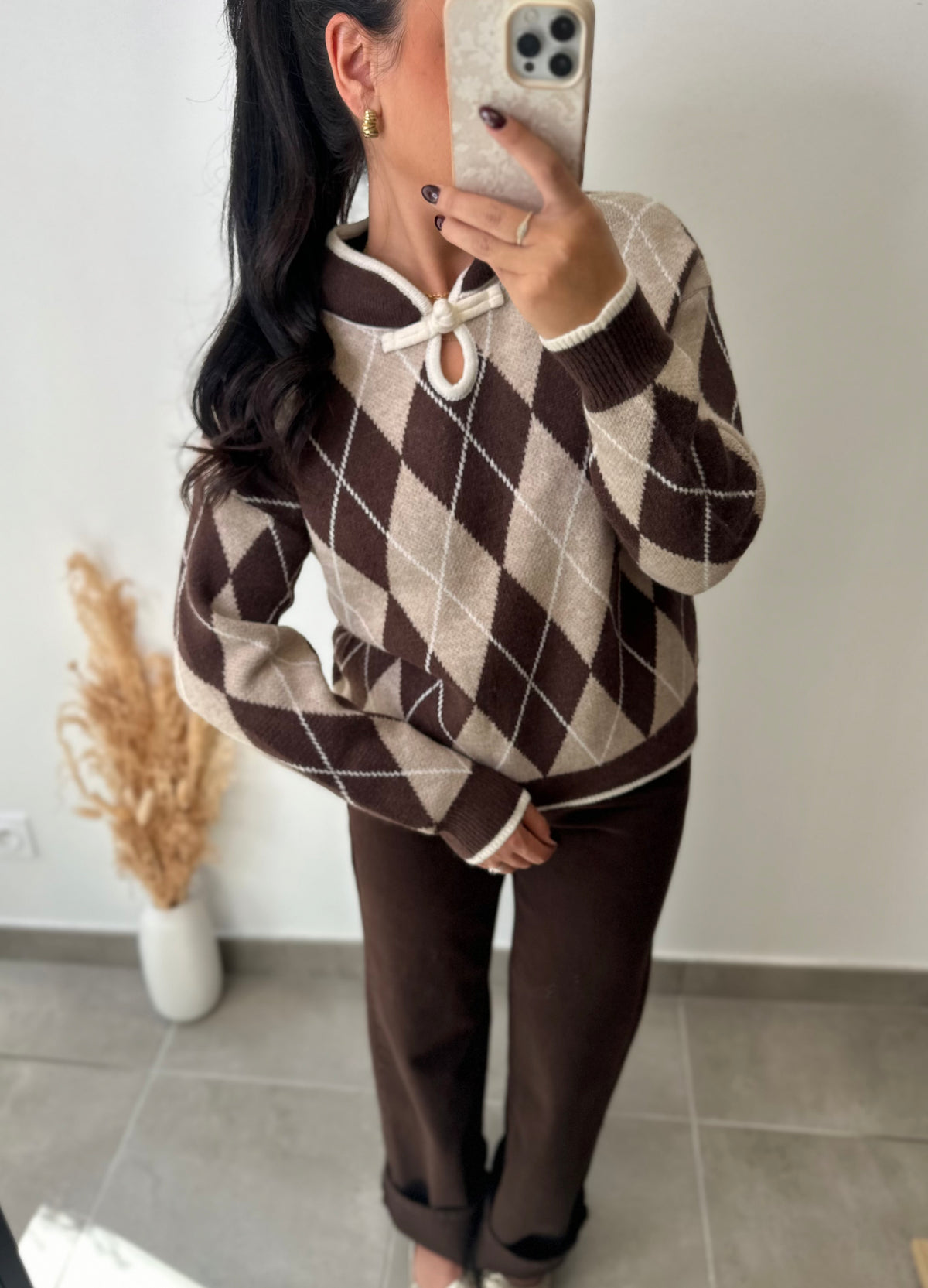 Pull losanges chocolat détail noeud au col