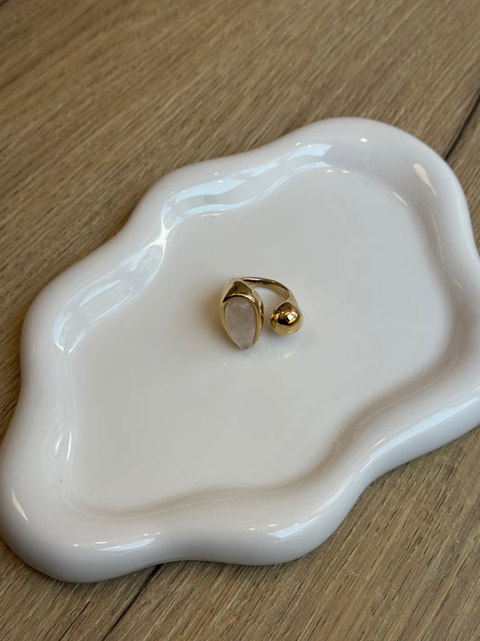 Bague à pierre blanche