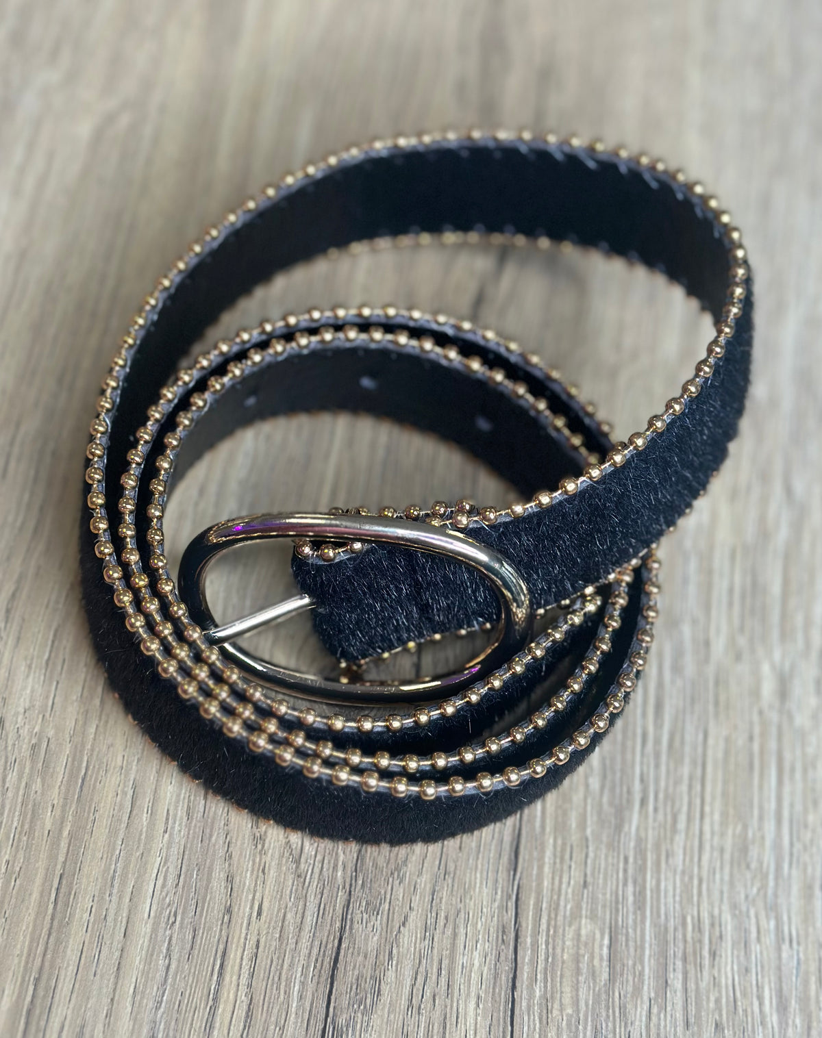 Ceinture noire poils courts à détails dorés