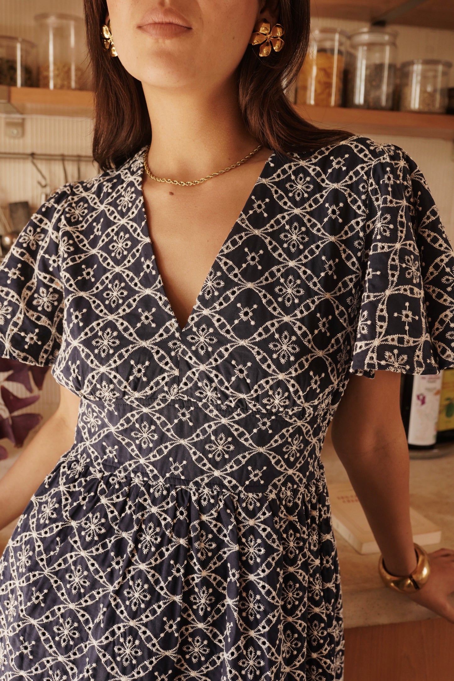 Robe marine marquée à la taille en broderie