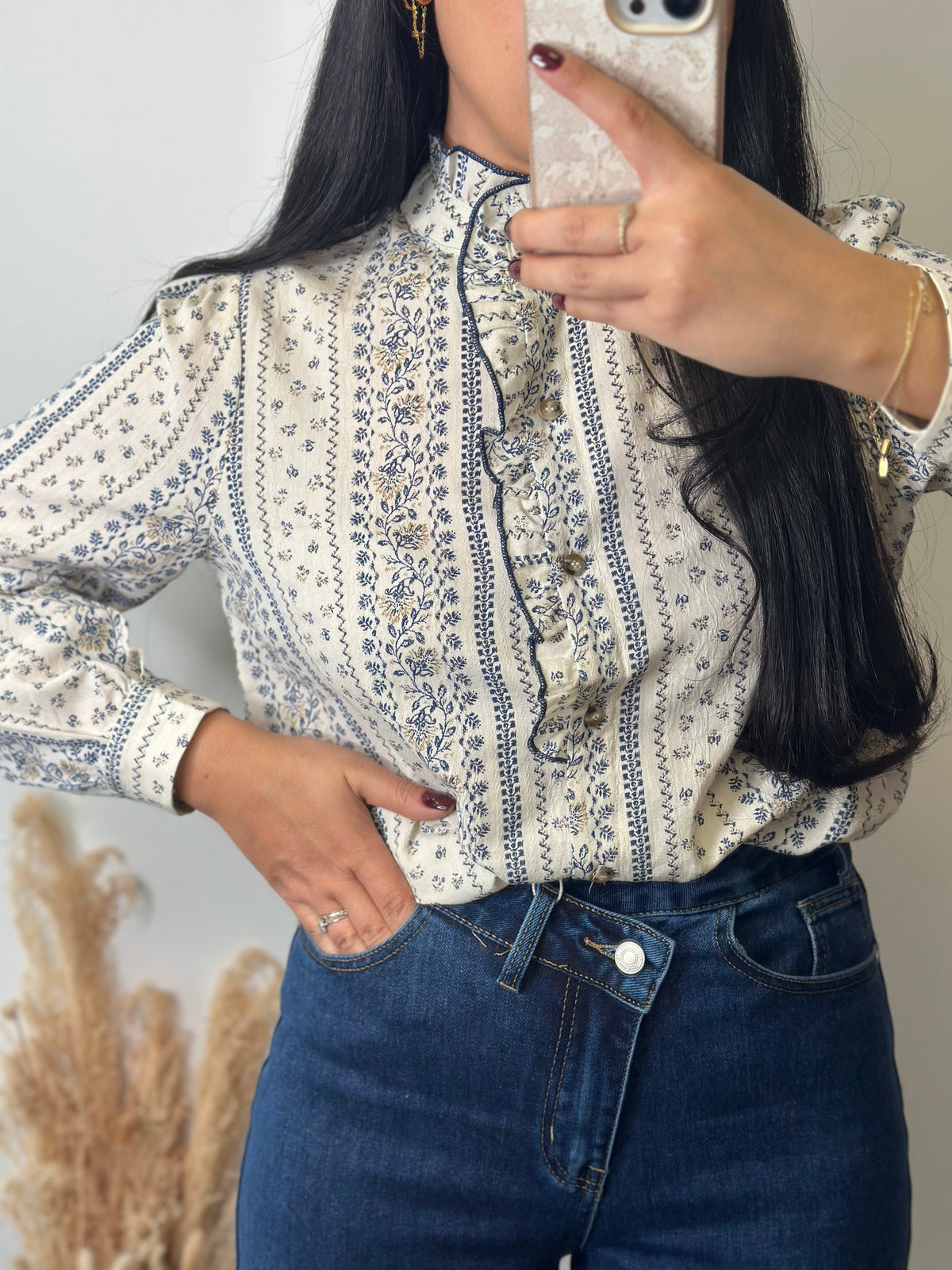 Chemise crème à fleurs bleu marine détails col travaillé