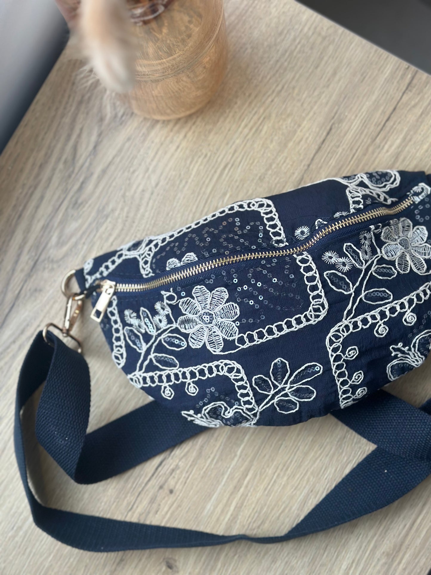 Banane brodée à motifs fleuris bleu