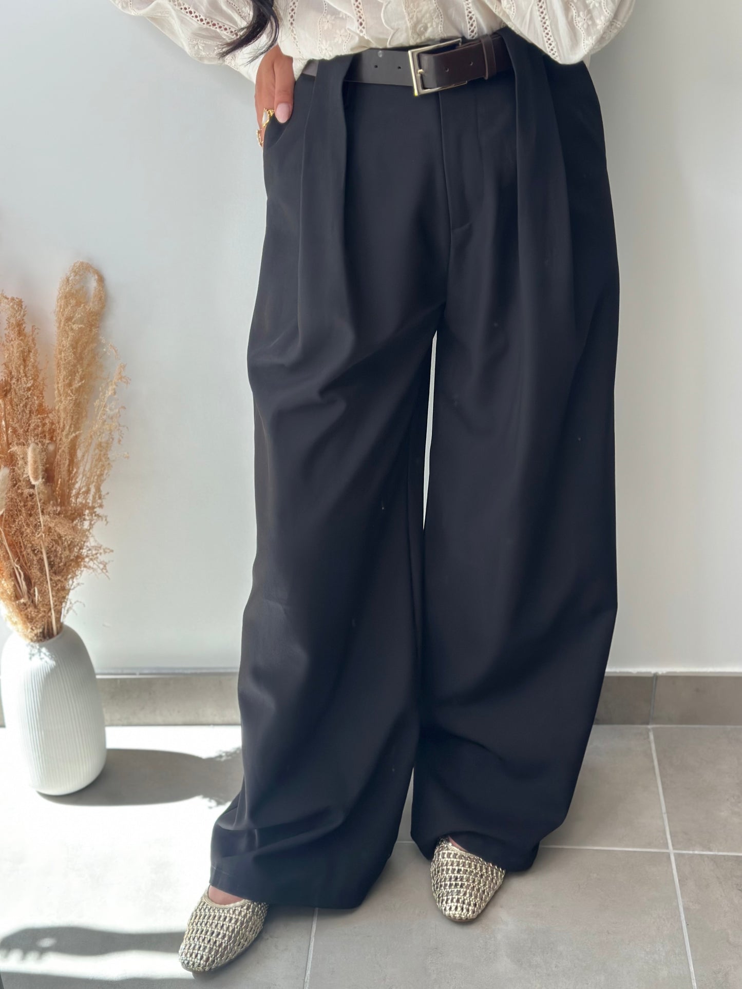 Pantalon large à pince ceinture entremêlée