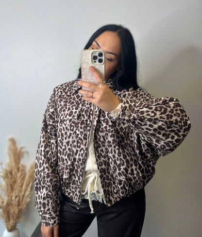 Veste courte oversize à imprimé léopard marron et beige
