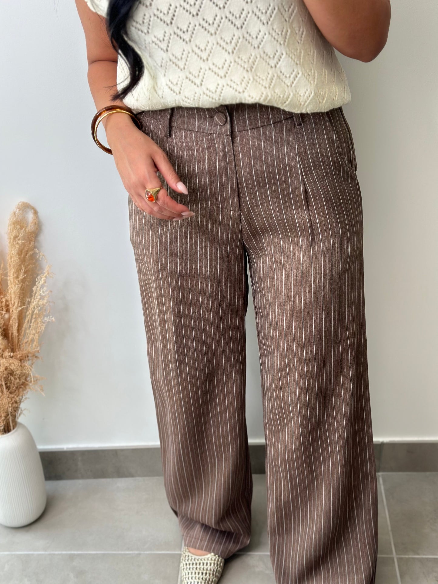 Pantalon marron à rayures crème