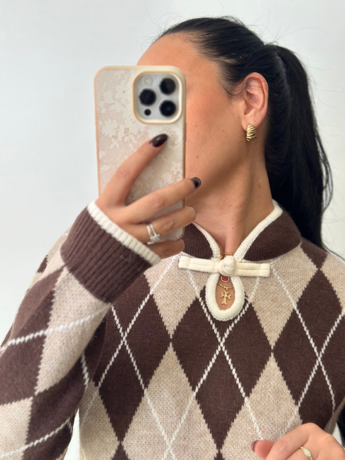 Pull losanges chocolat détail noeud au col