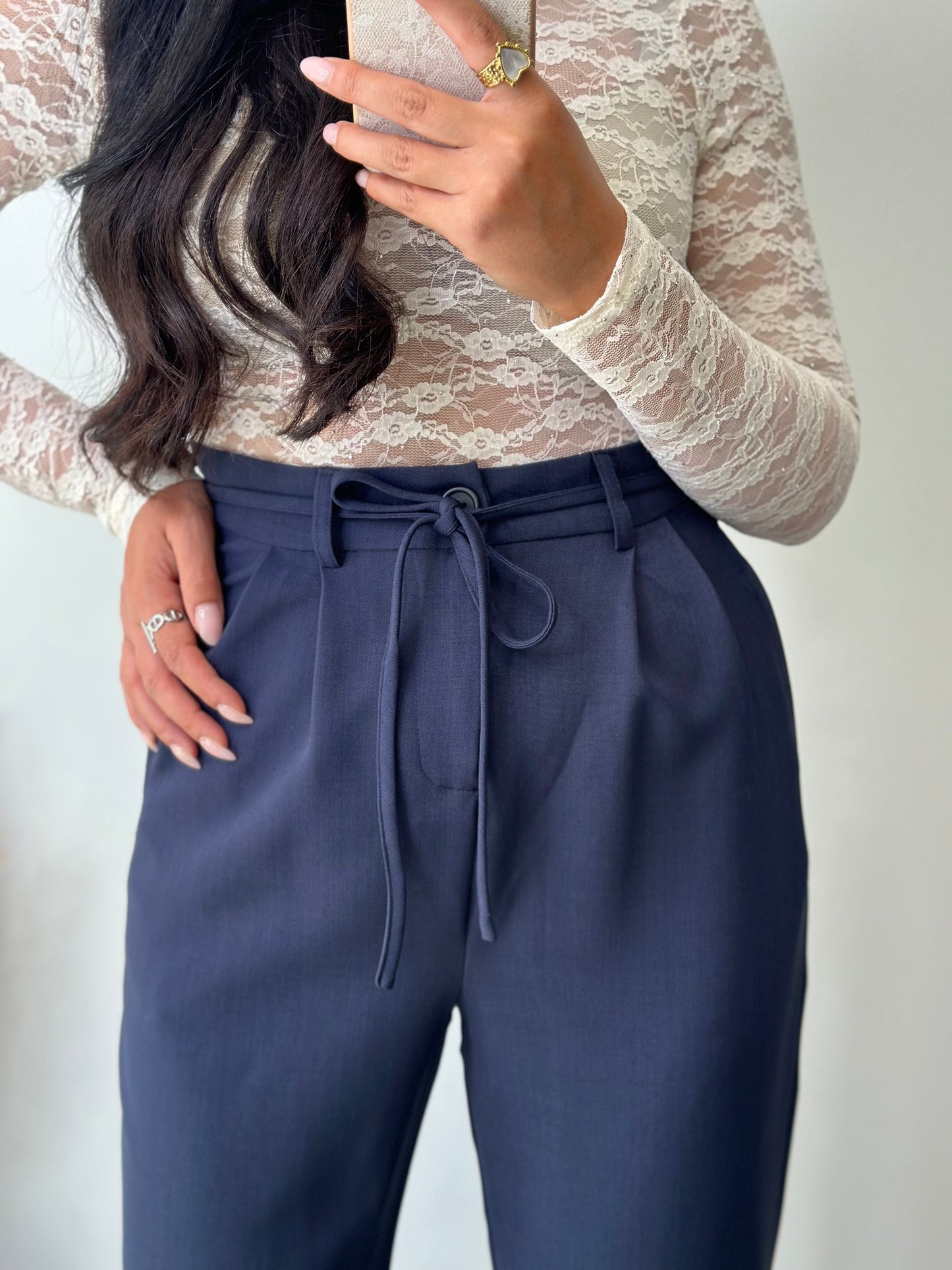 Pantalon fluide bleu marine à détails