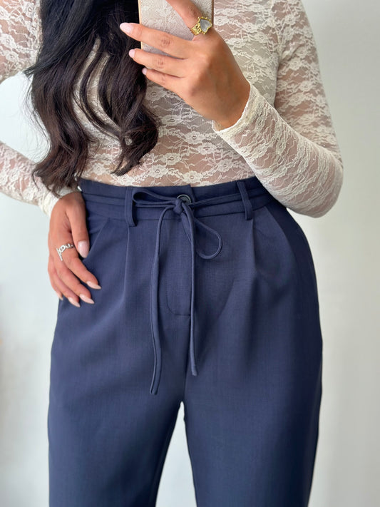 Pantalon fluide bleu marine à détails
