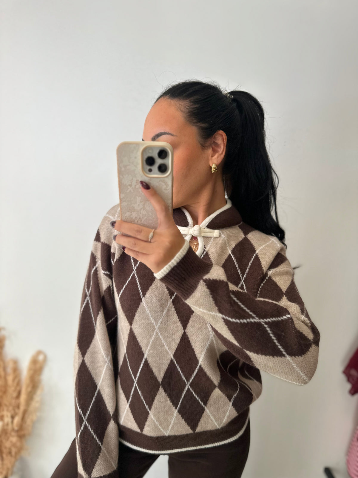 Pull losanges chocolat détail noeud au col