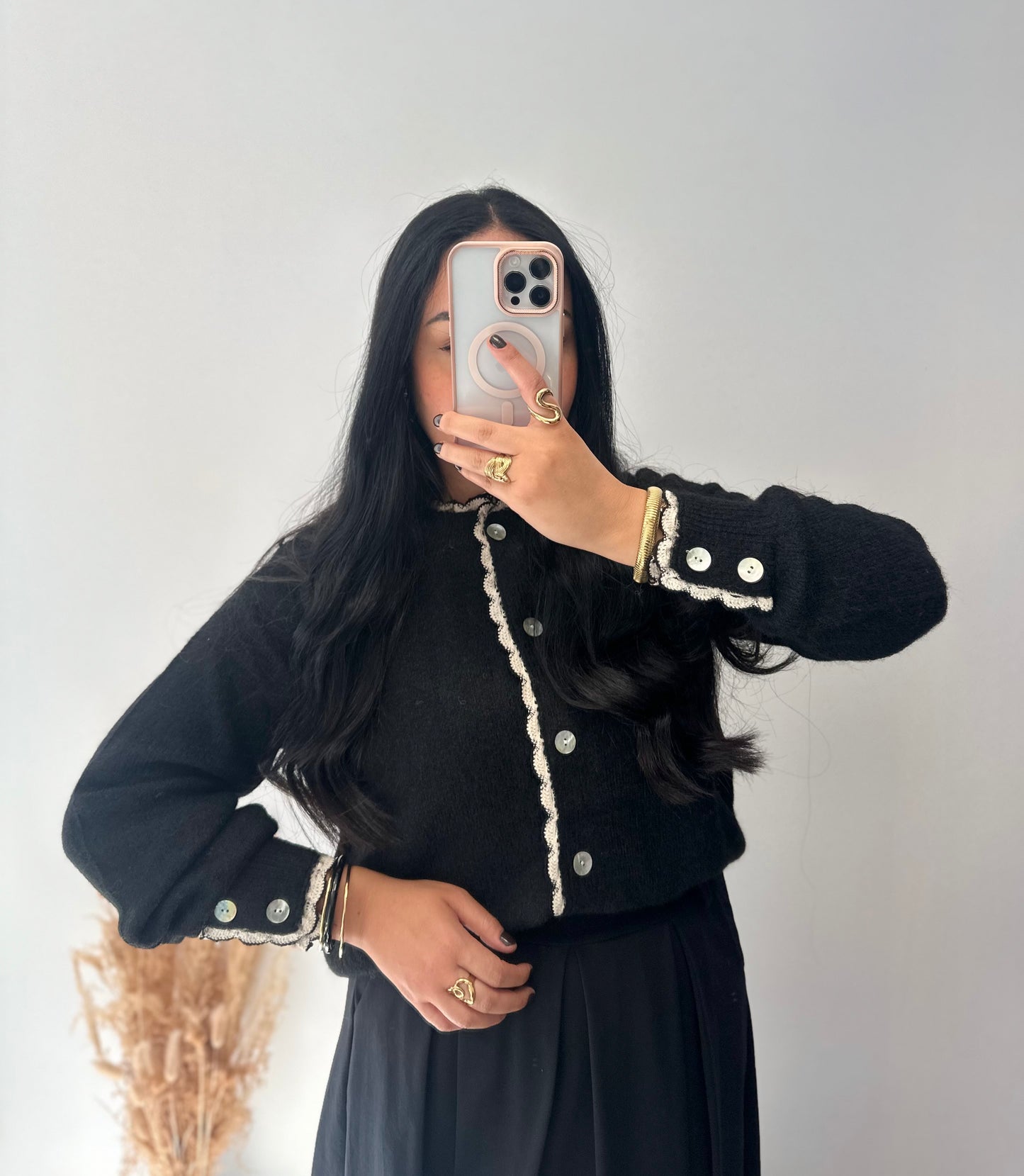 Gilet noir à encolures brodées - CARLA