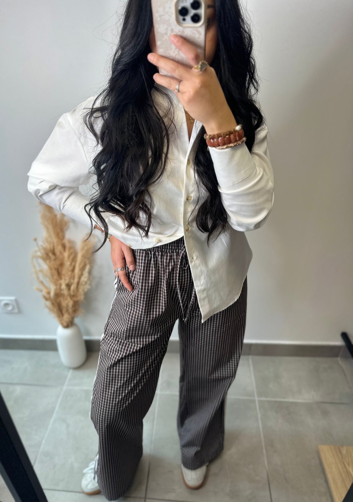 Pantalon fluide large à petit quadrillage marron et bande latérale