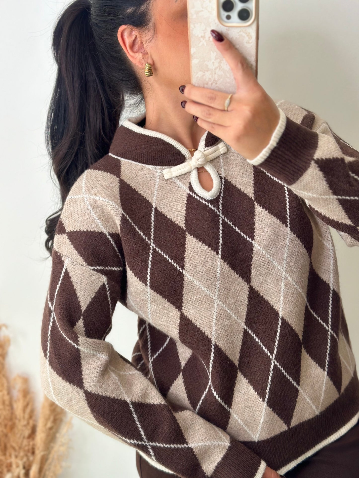 Pull losanges chocolat détail noeud au col