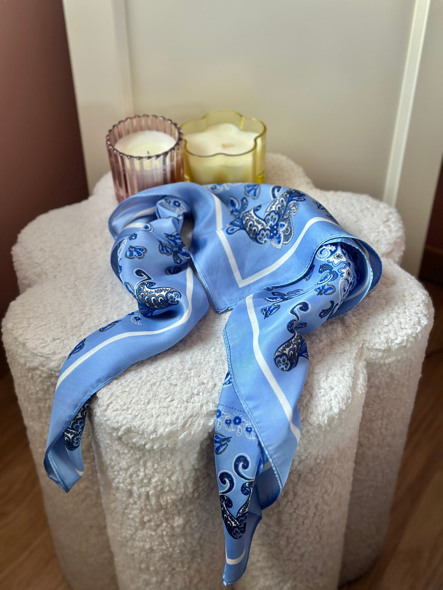 Carré de soie à motifs bandanas bleu ciel