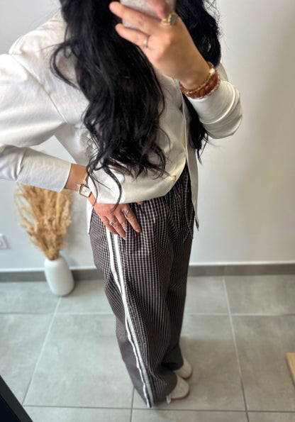Pantalon fluide large à petit quadrillage marron et bande latérale