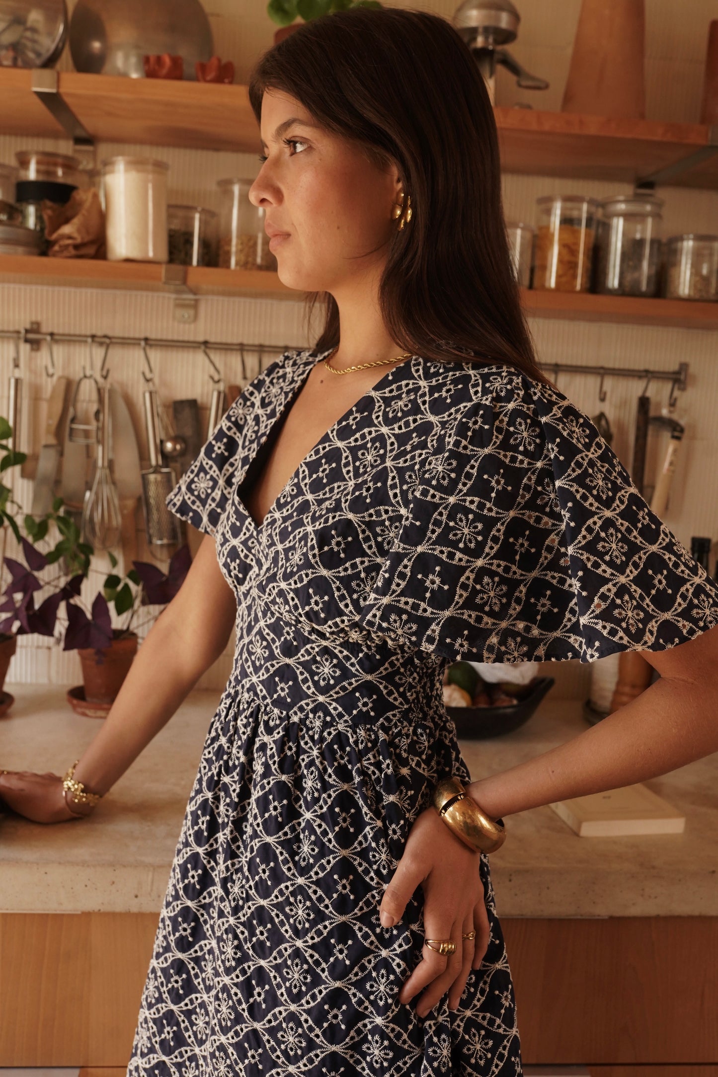 Robe marine marquée à la taille en broderie