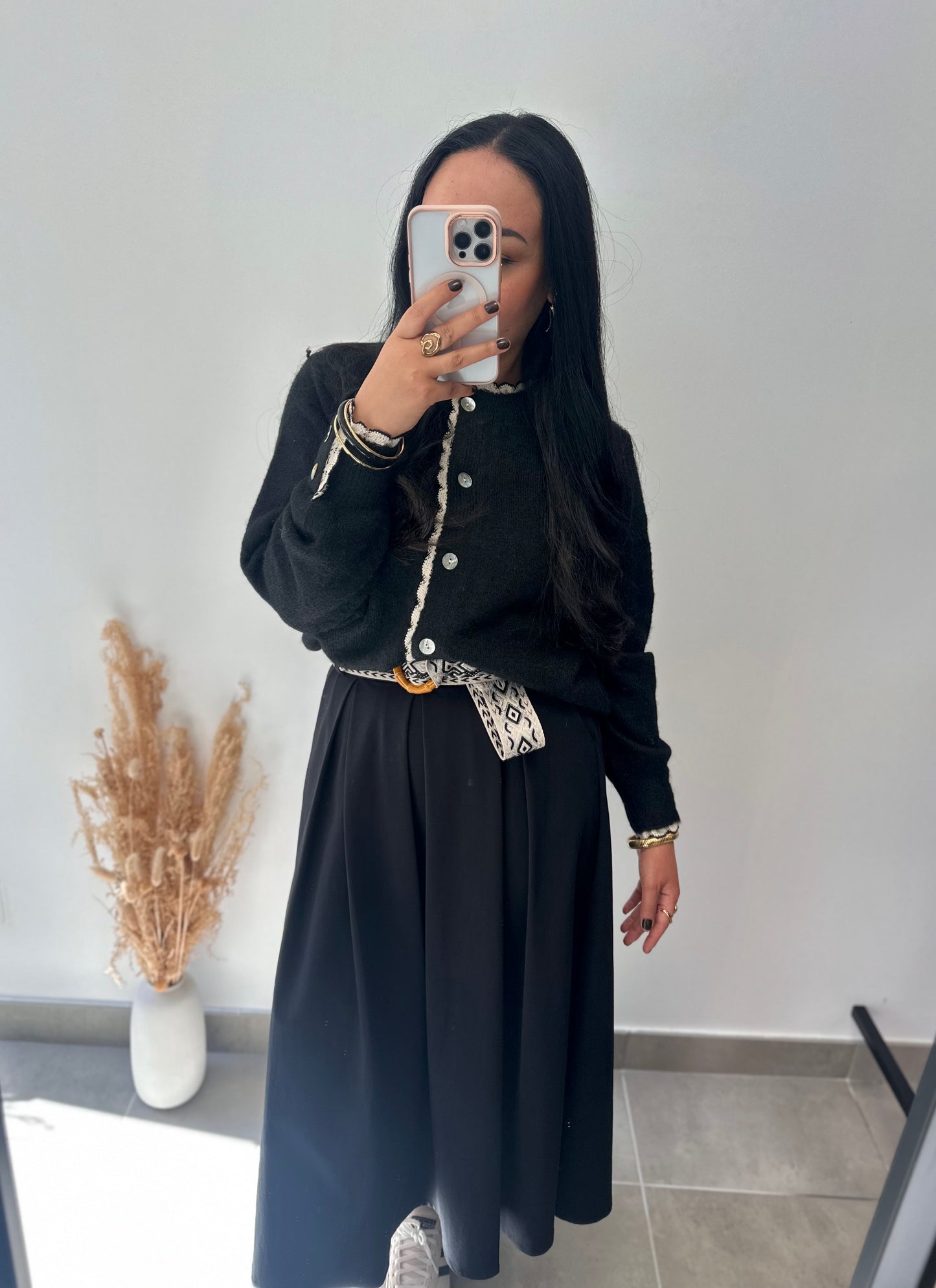 Gilet noir à encolures brodées - CARLA