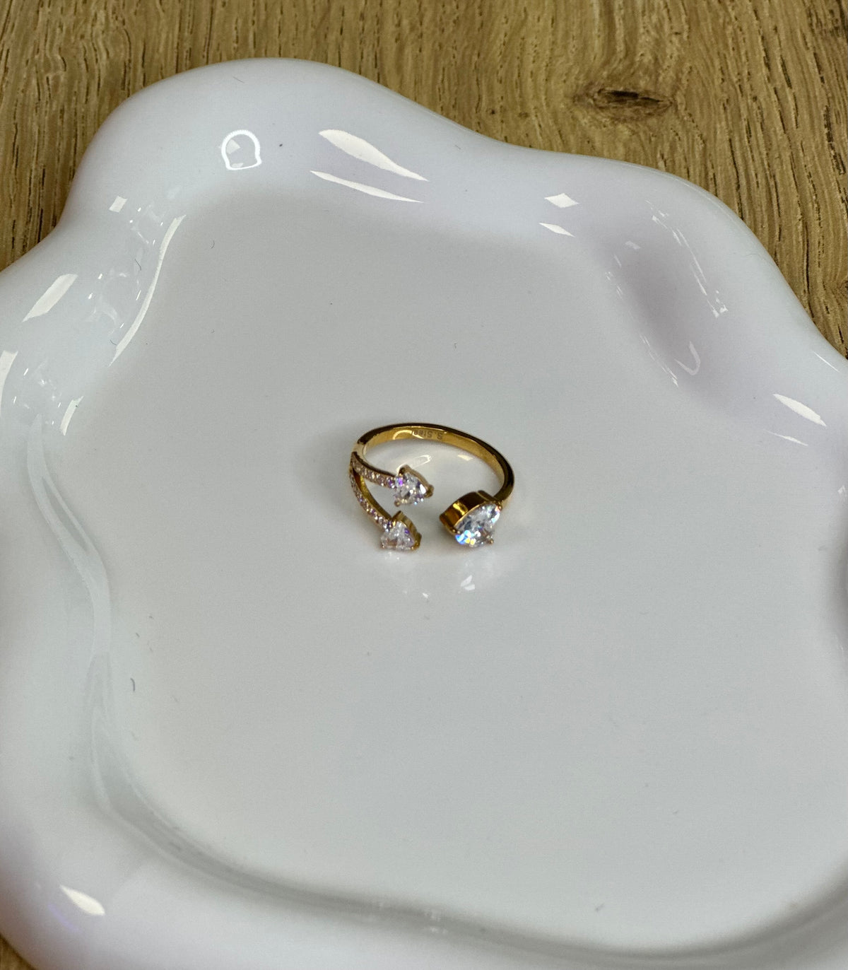 Bague dorée torsadée ornée de pierres et cœur