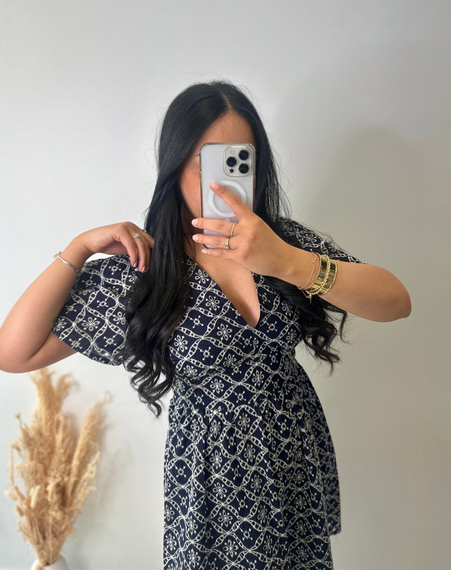 Robe marine marquée à la taille en broderie