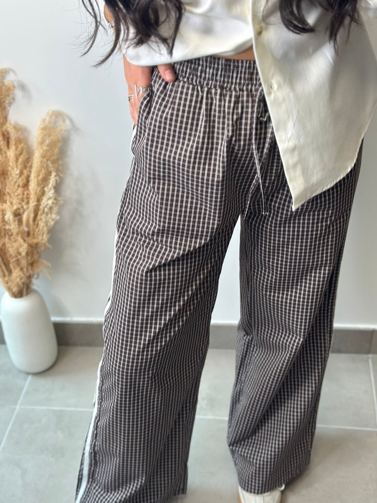Pantalon fluide large à petit quadrillage marron et bande latérale