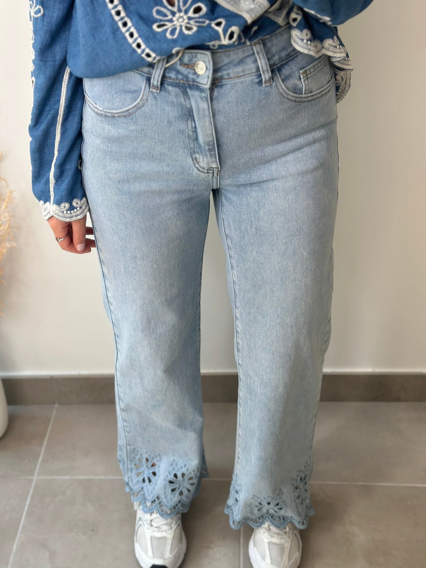 Jean clair ajouré sur le bas