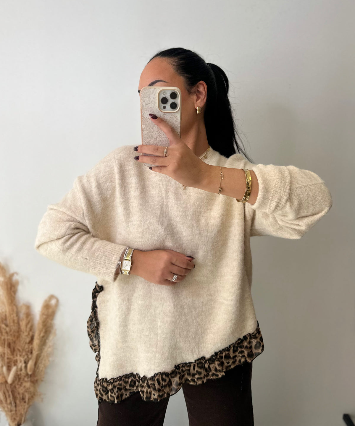 Pull crème à détails léopard asymétrique