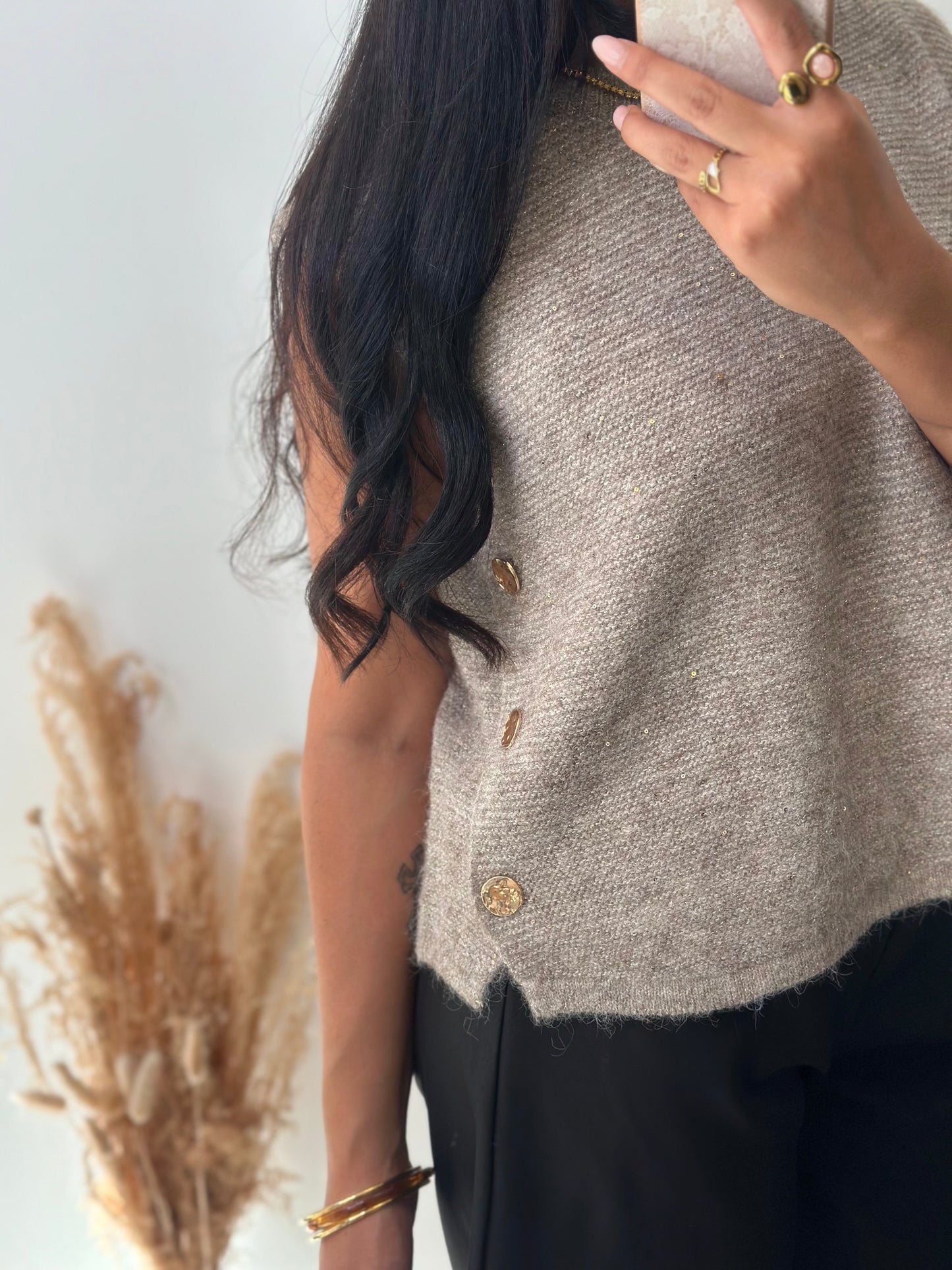 Pull sans manches boutons dorées et sequins
