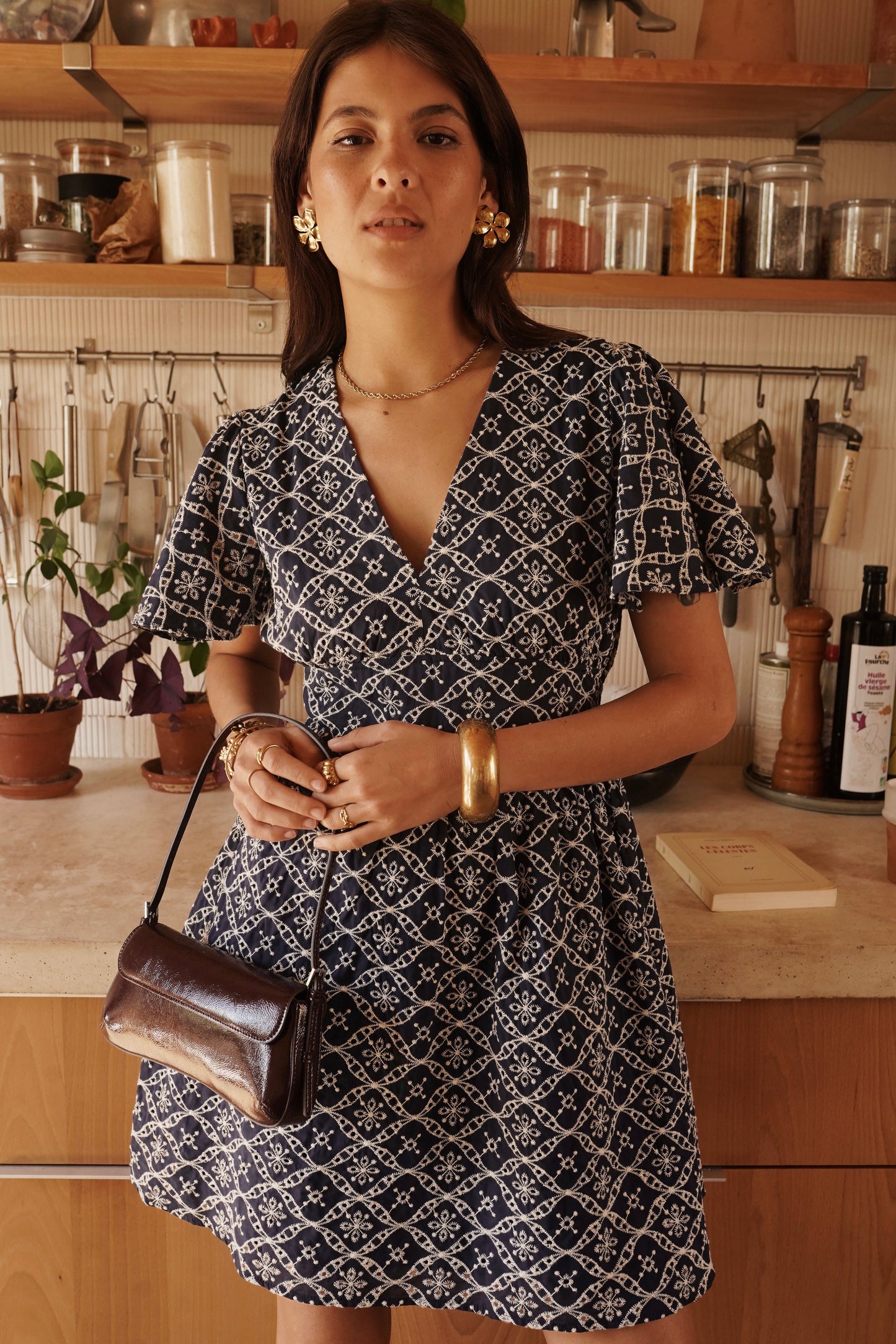 Robe marine marquée à la taille en broderie