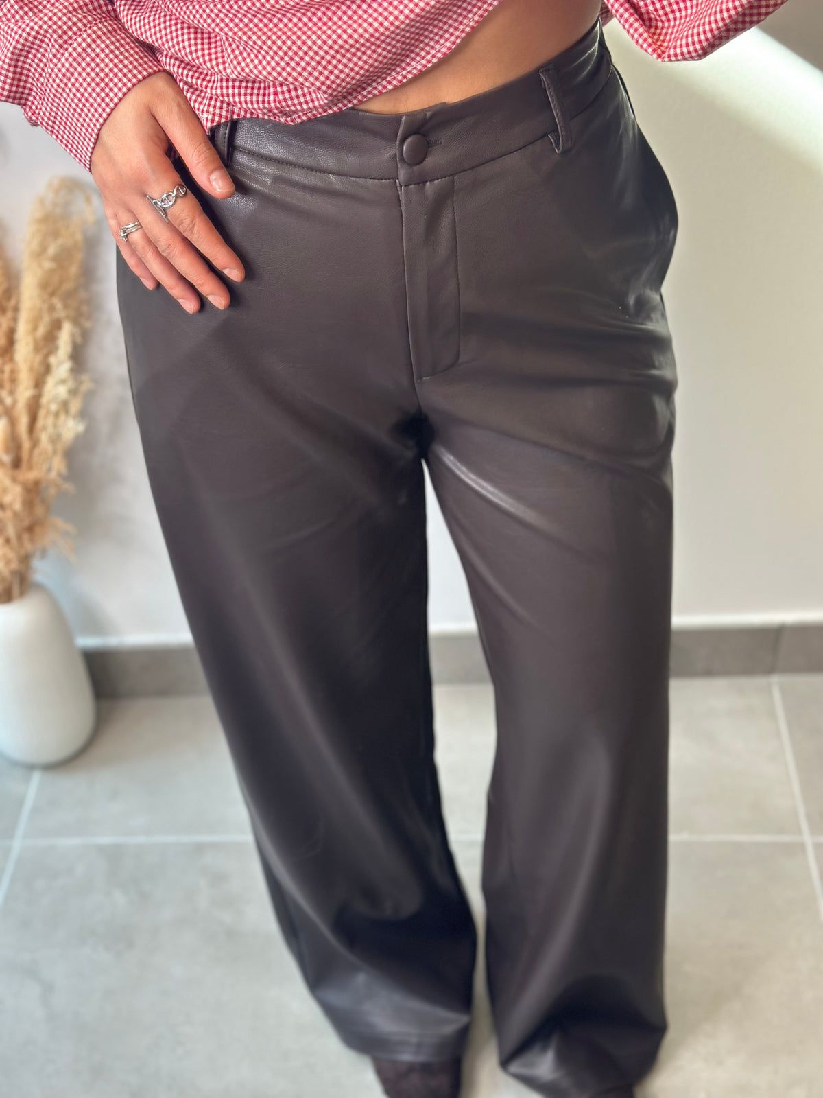 Pantalon taille haute large en simili-cuir chocolat