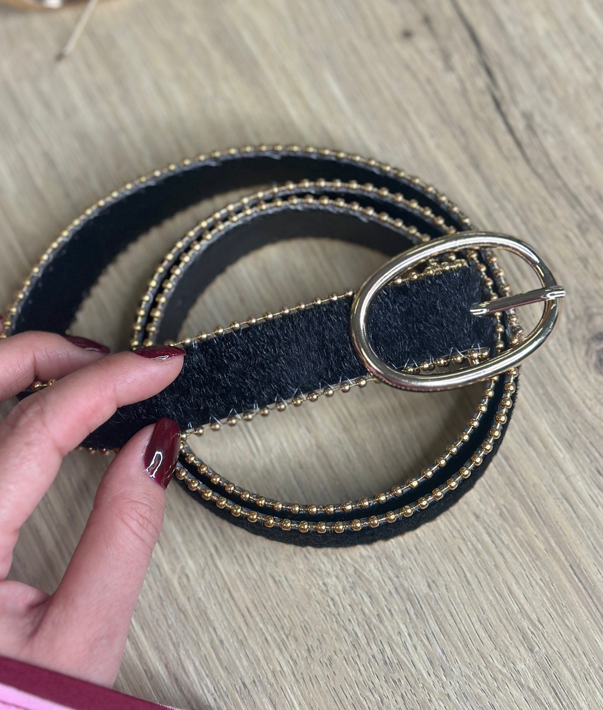 Ceinture noire effet daim avec clous dorés