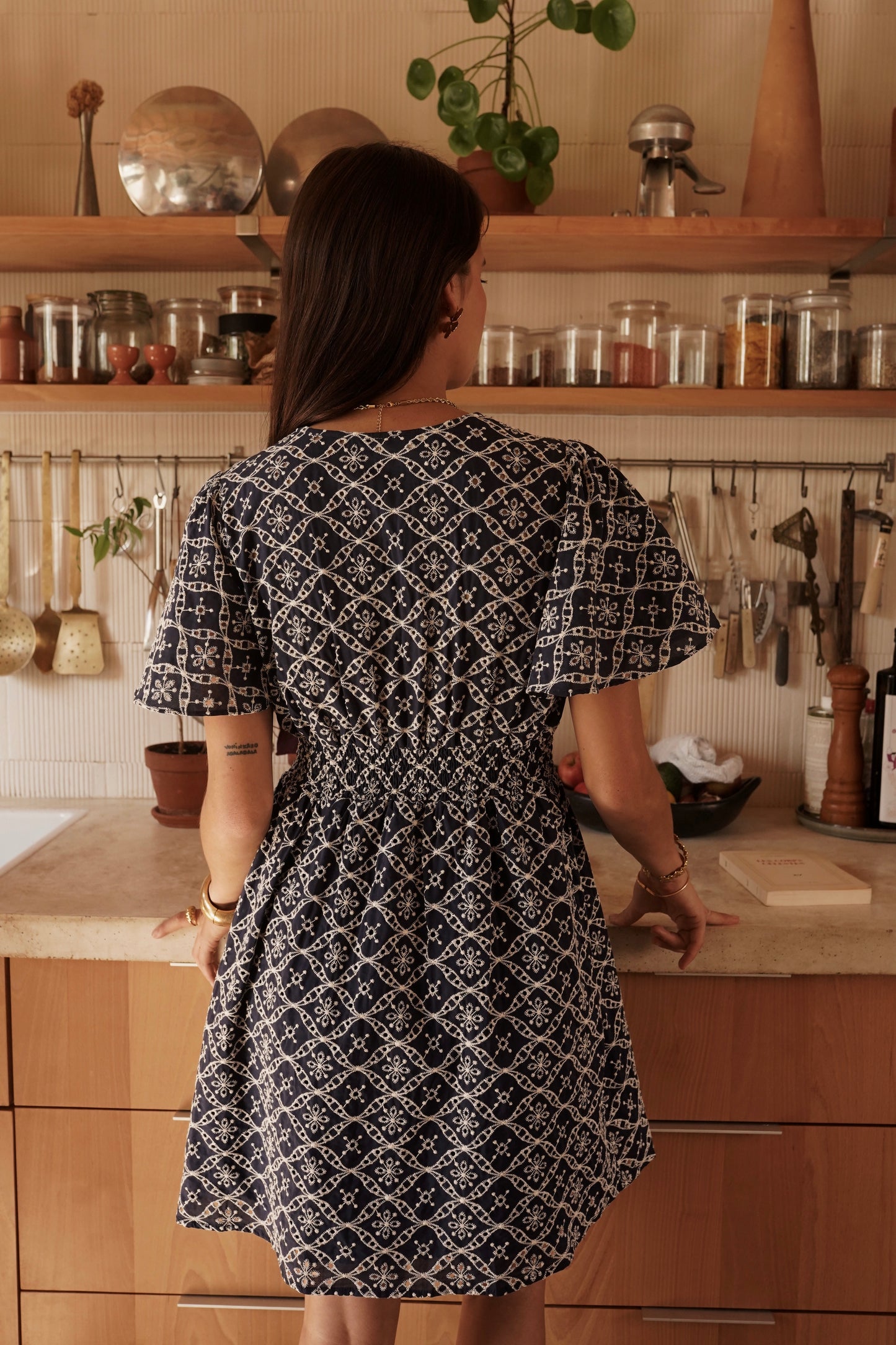 Robe marine marquée à la taille en broderie