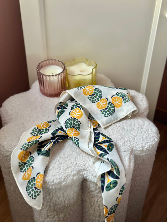 Carré de soie à motifs feuilles vert et jaune