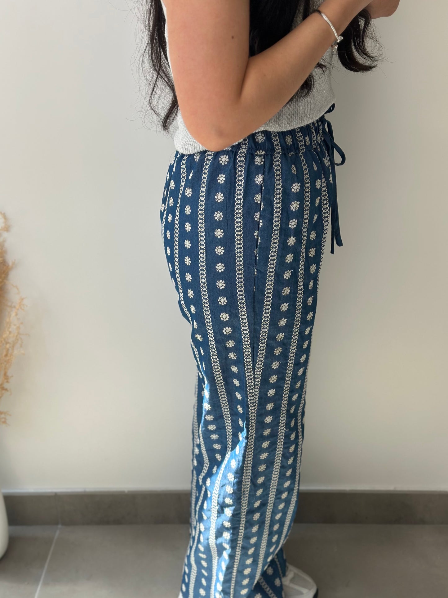Pantalon élastique bleu à broderies