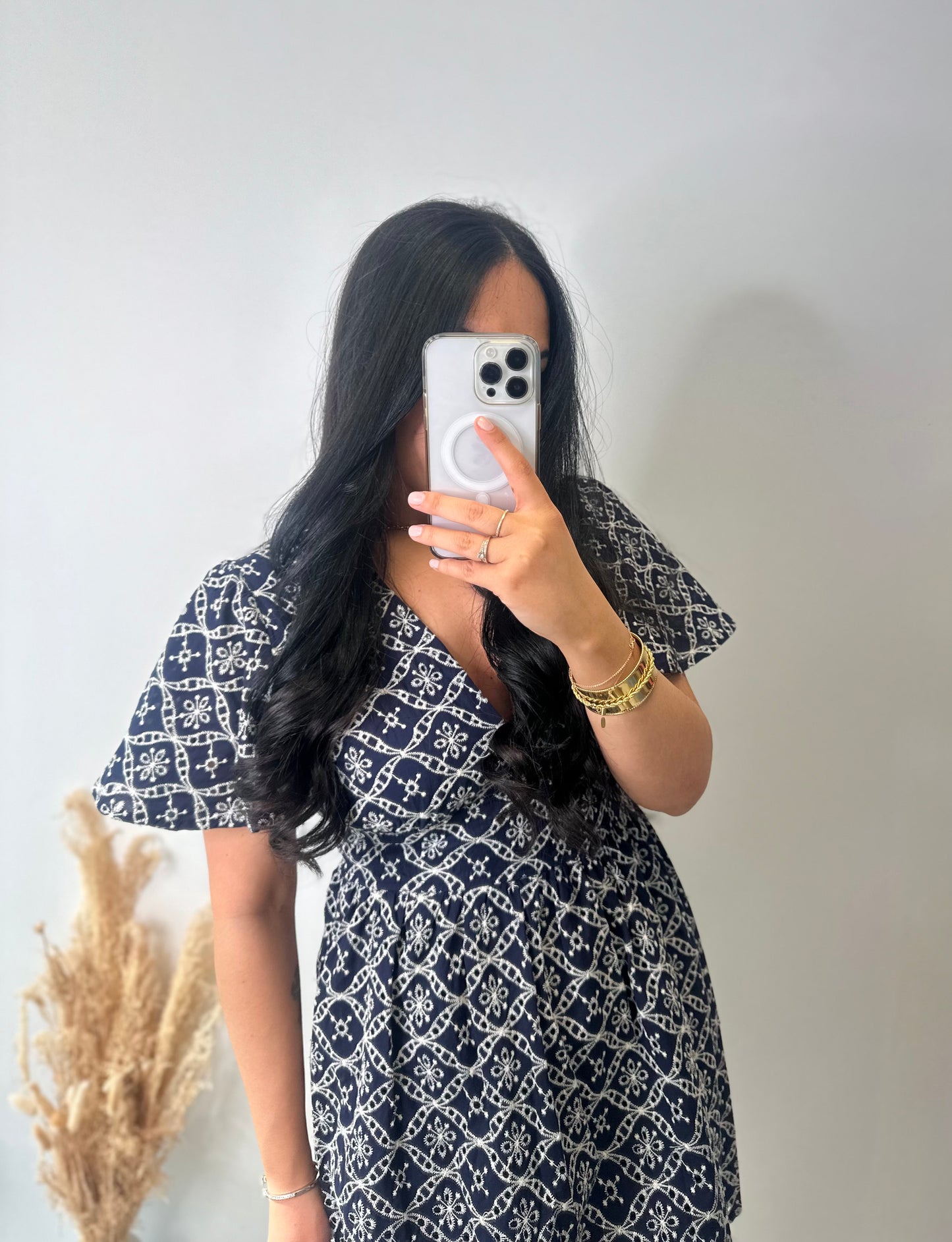 Robe marine marquée à la taille en broderie