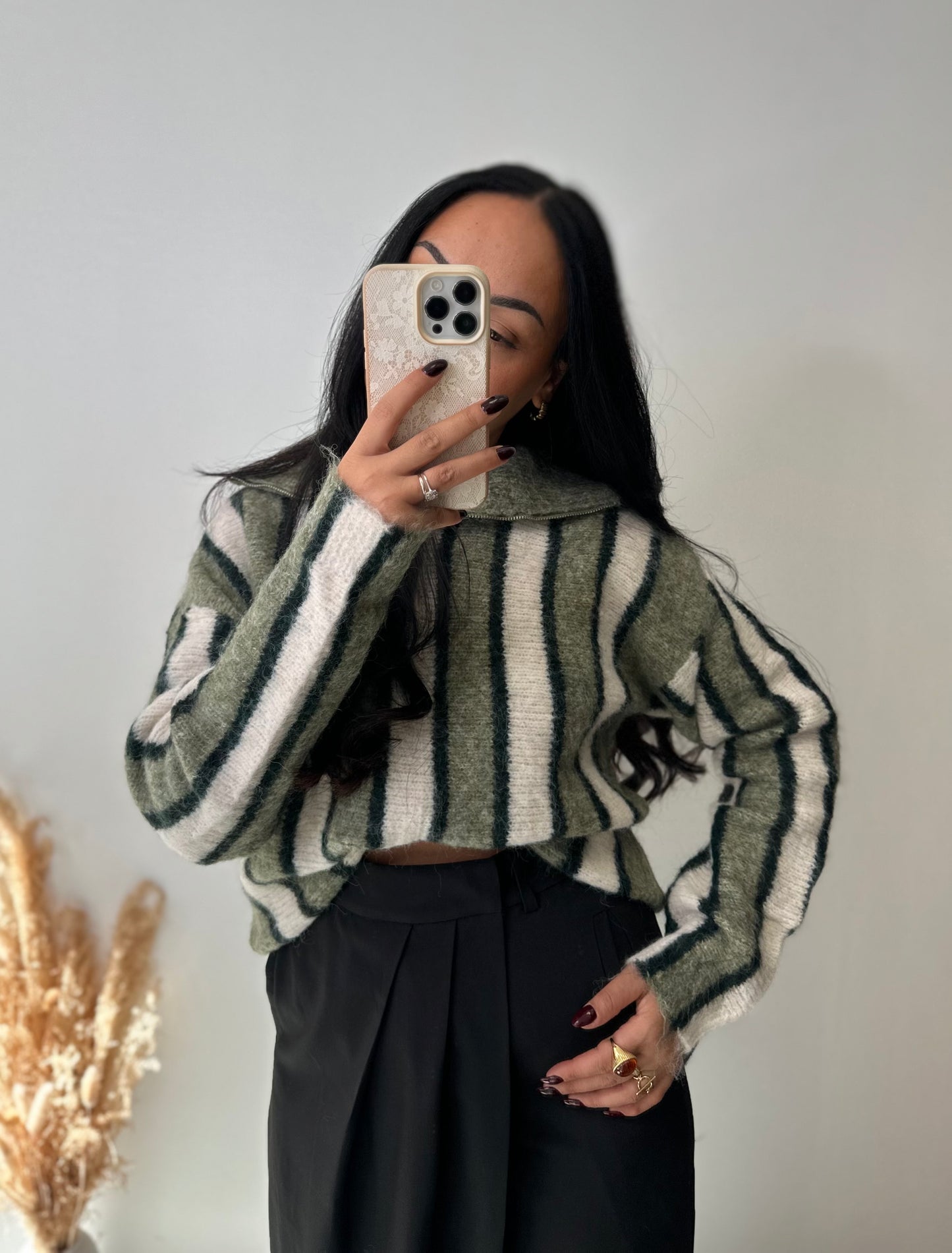 Pantalon noir fluide portefeuille à détails et plis