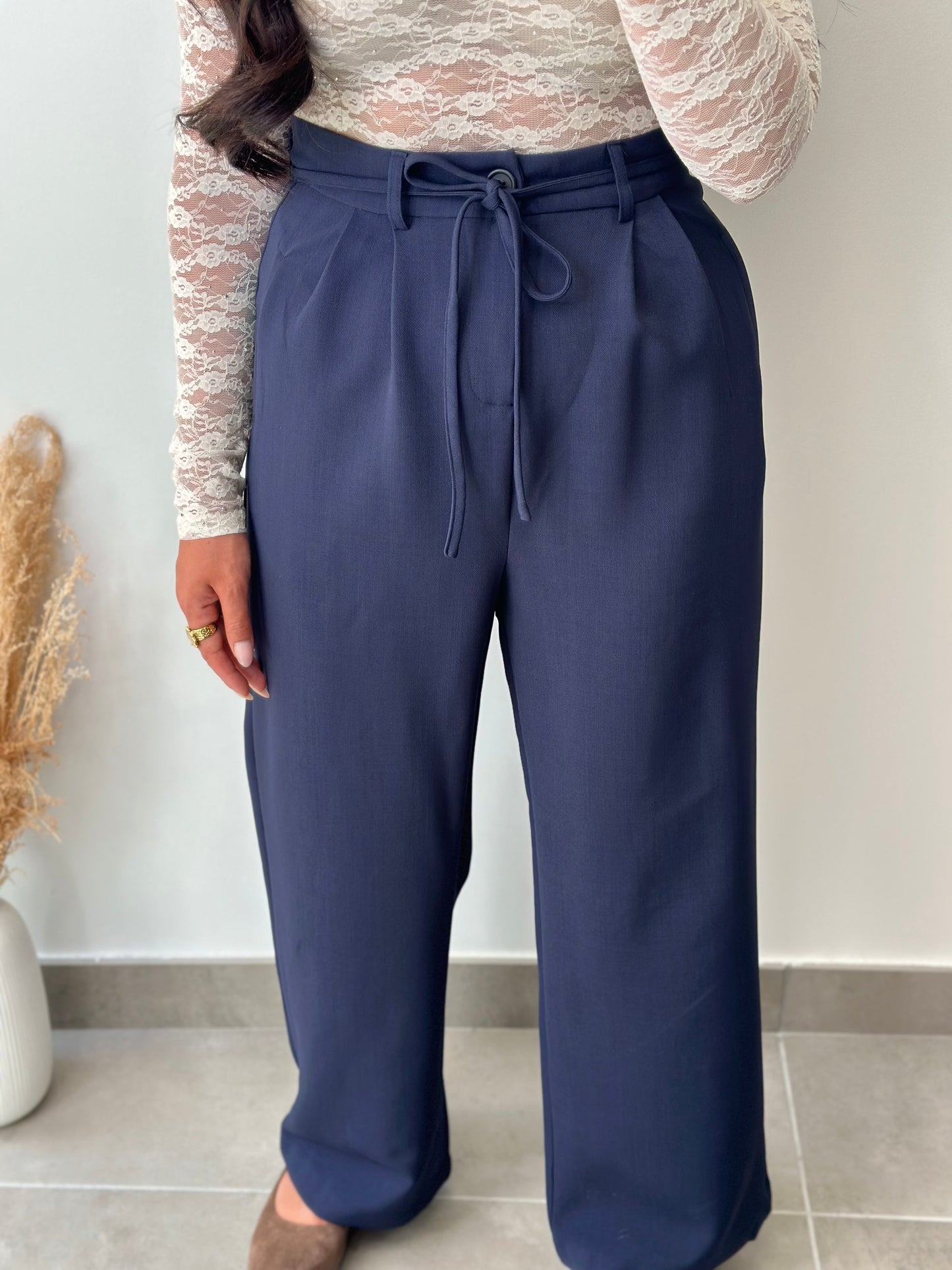 Pantalon fluide bleu marine à détails