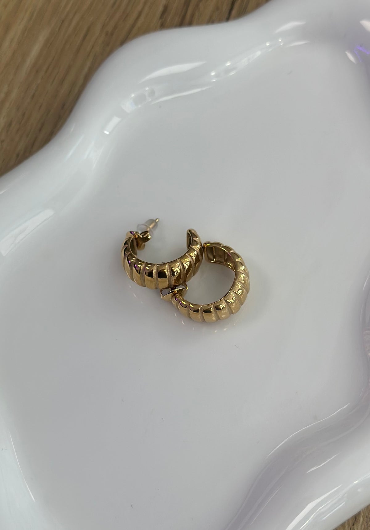 Boucles d’oreilles petites créoles effet crocodile