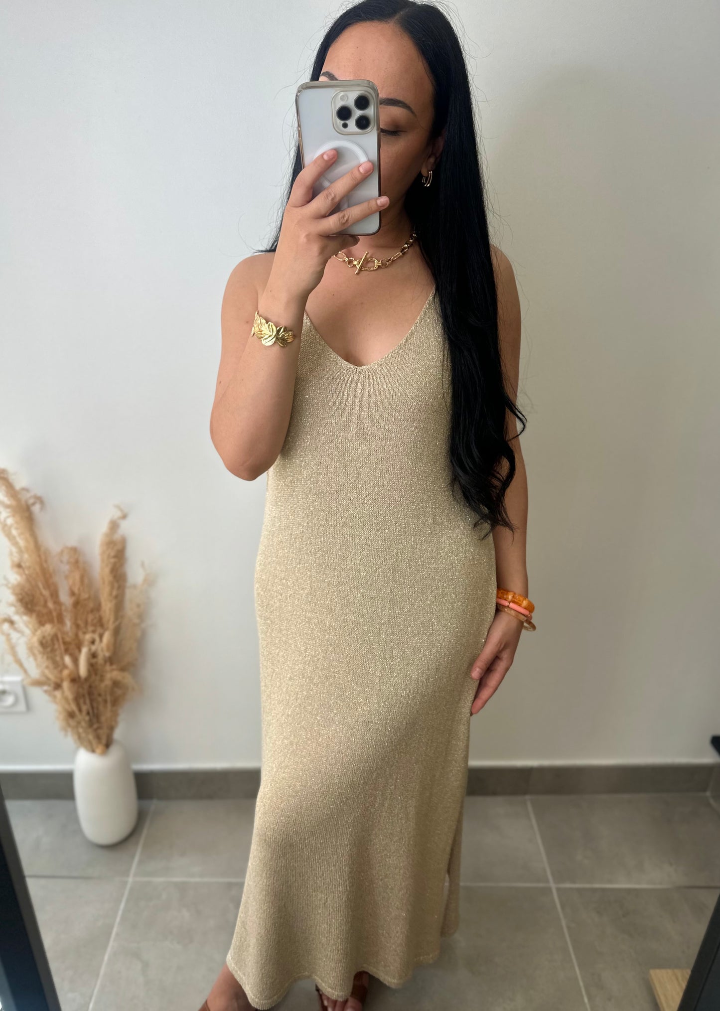 Robe longue dorée en maille à fente