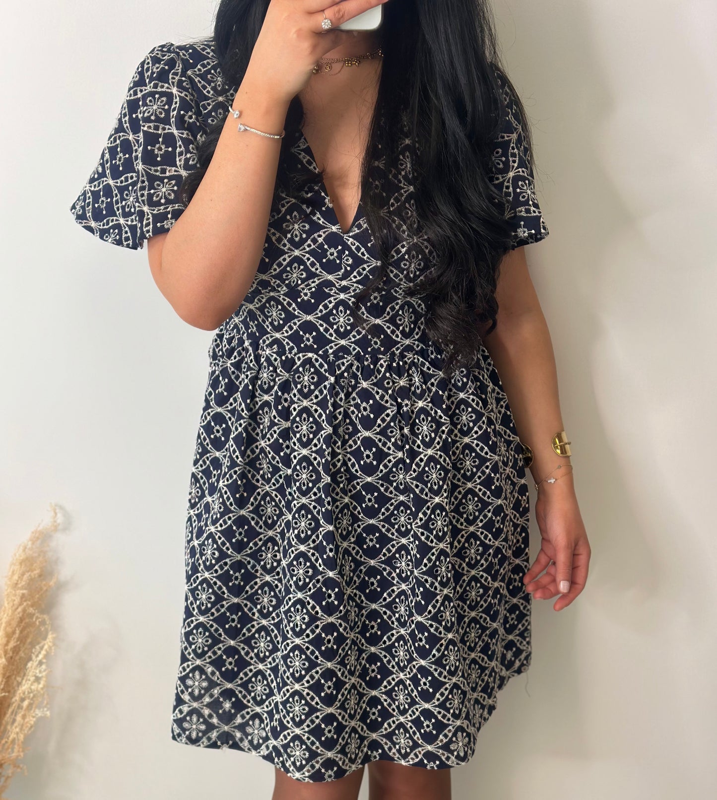 Robe marine marquée à la taille en broderie