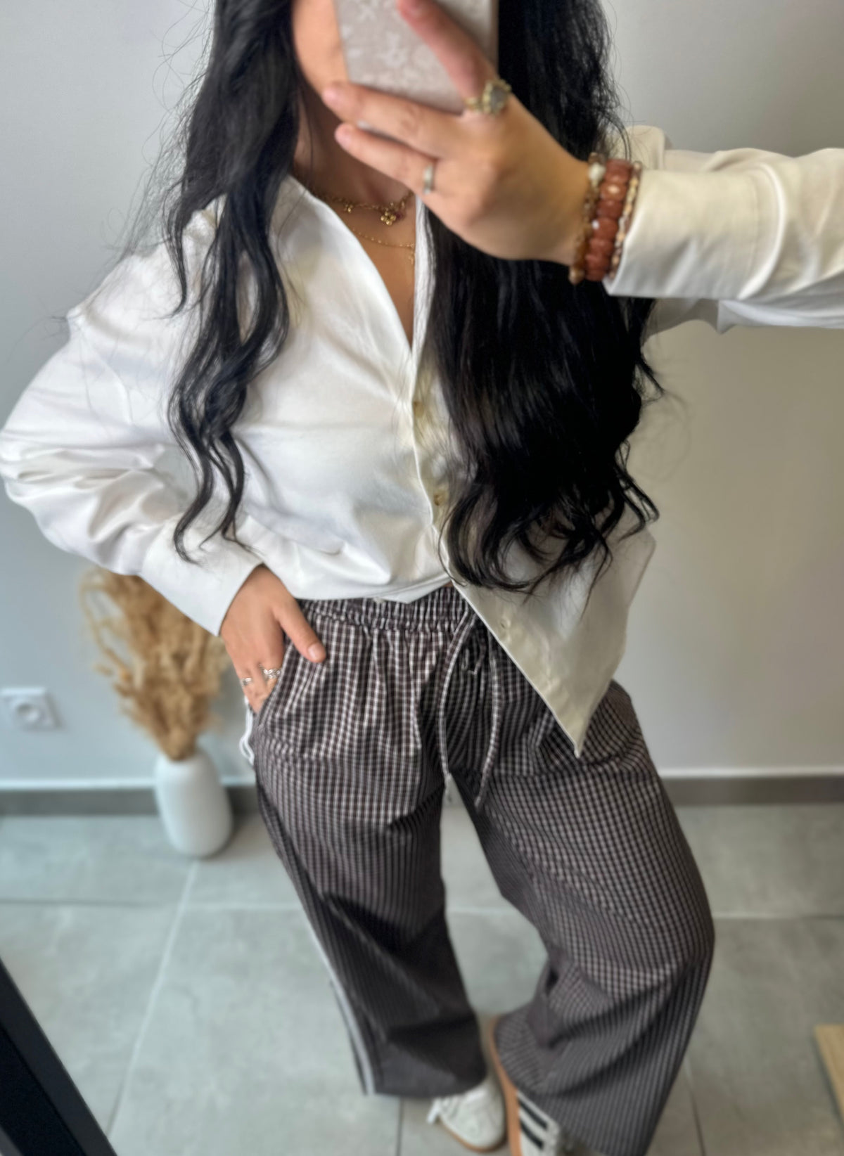 Pantalon fluide large à petit quadrillage marron et bande latérale