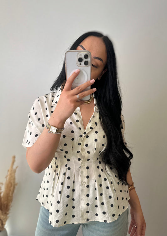 Blouse à pois ajustée à la taille