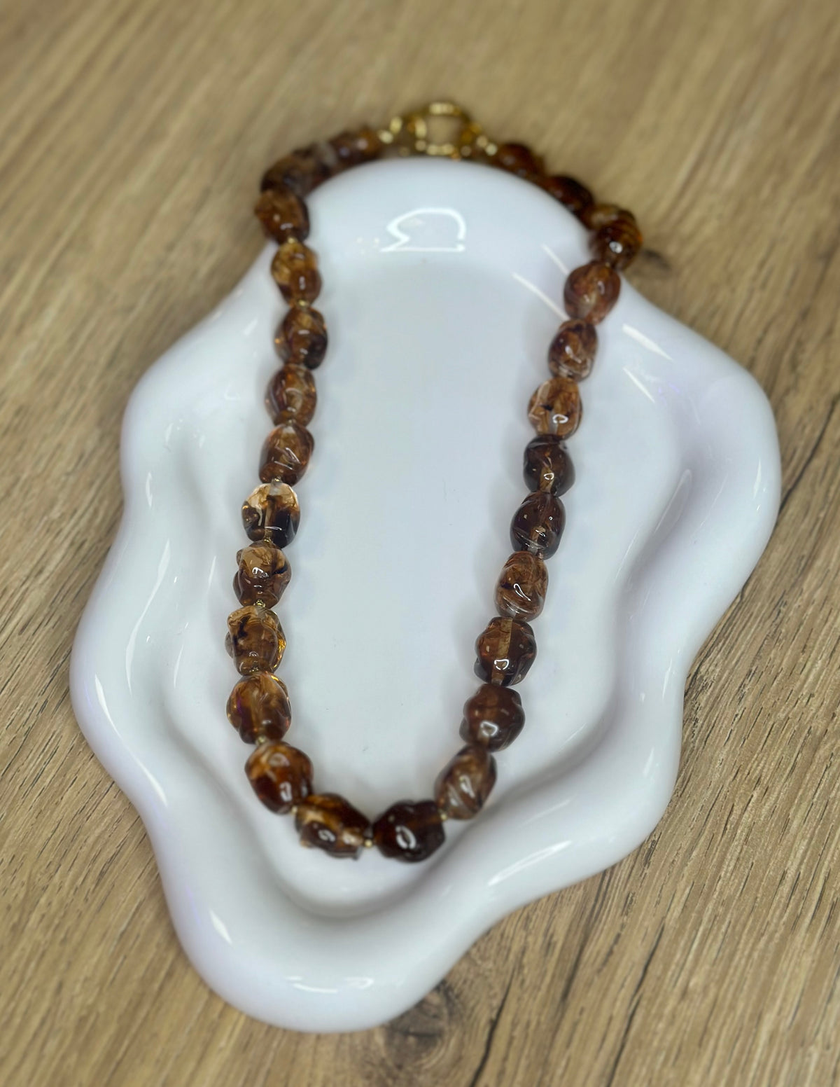 Collier en perles effet écaille foncée
