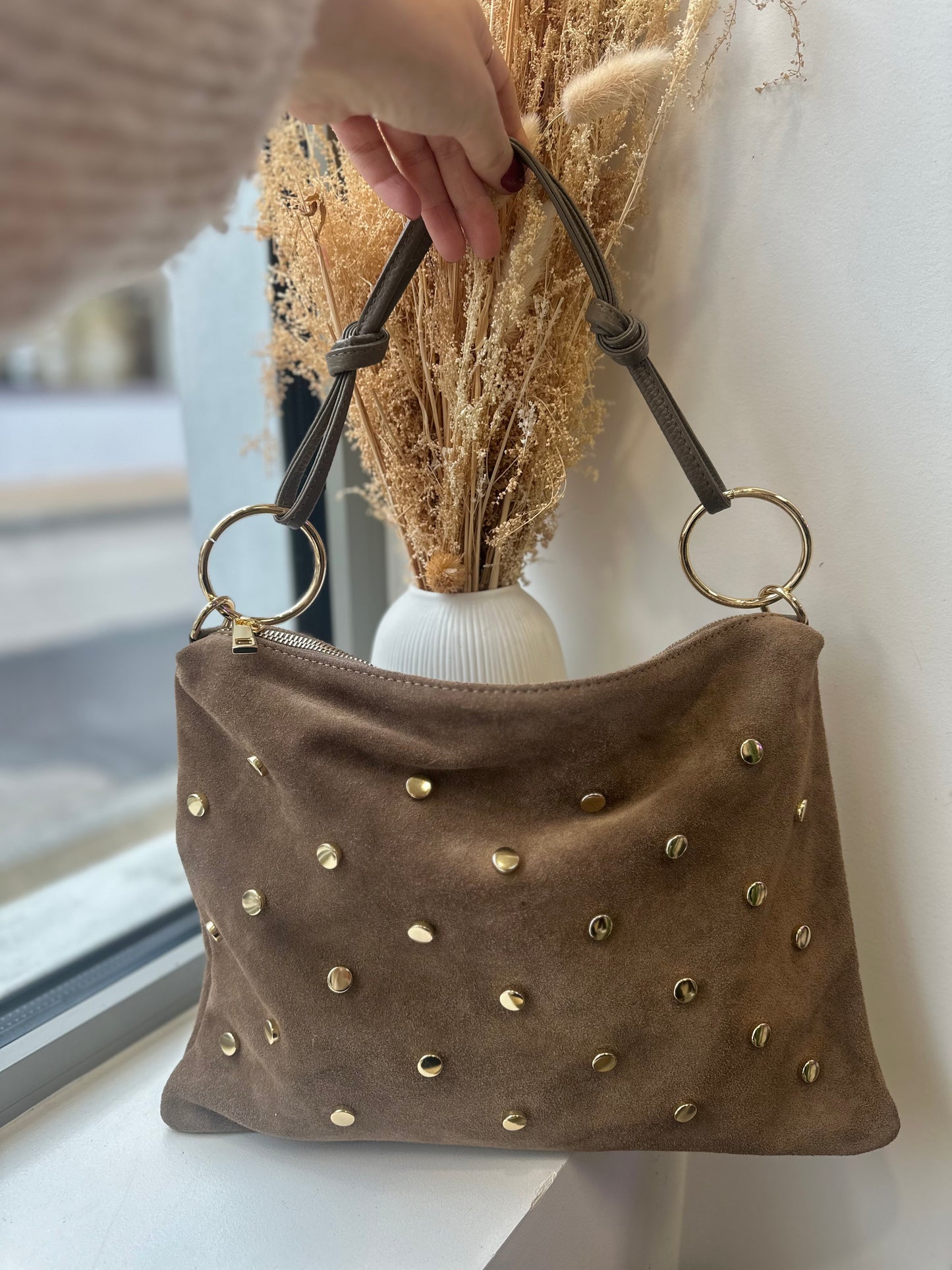 Sac en cuir à lanières et clous dorés