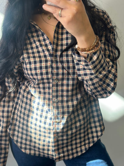 Chemise à carreaux vichy bleu marine et motifs brodés rouges
