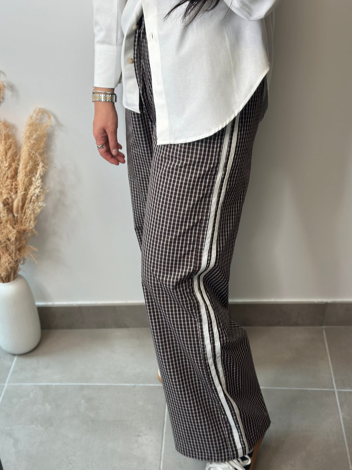 Pantalon fluide large à petit quadrillage marron et bande latérale