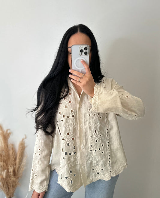 Chemise ajourée en lin et broderies