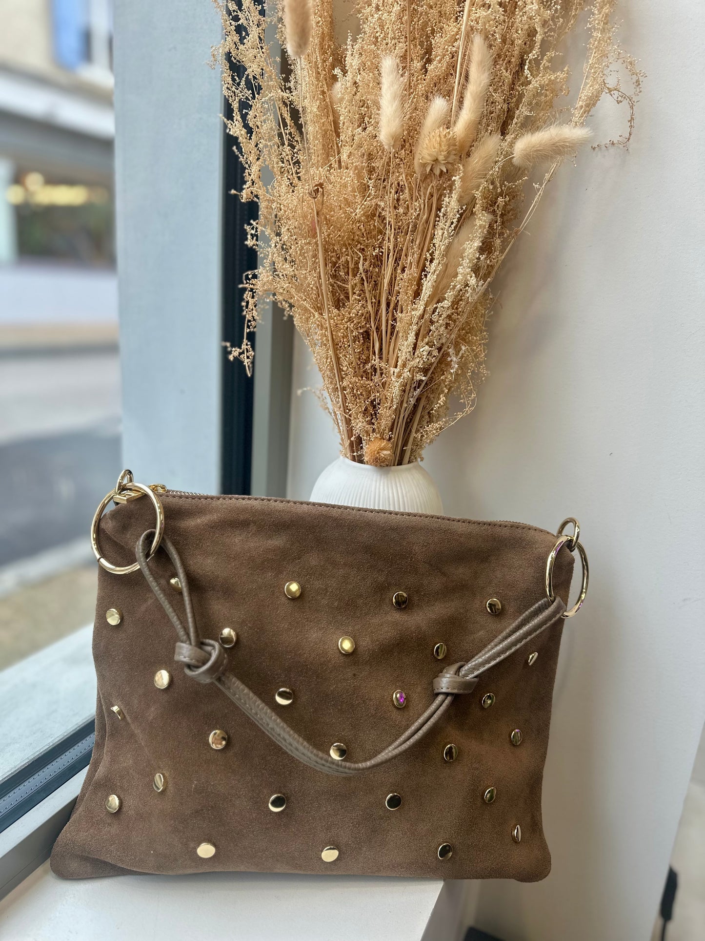 Sac en cuir à lanières et clous dorés