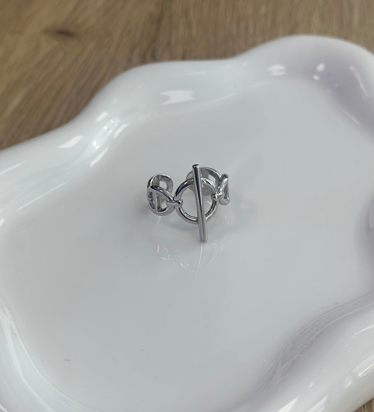 Bague argentée style fermoir T