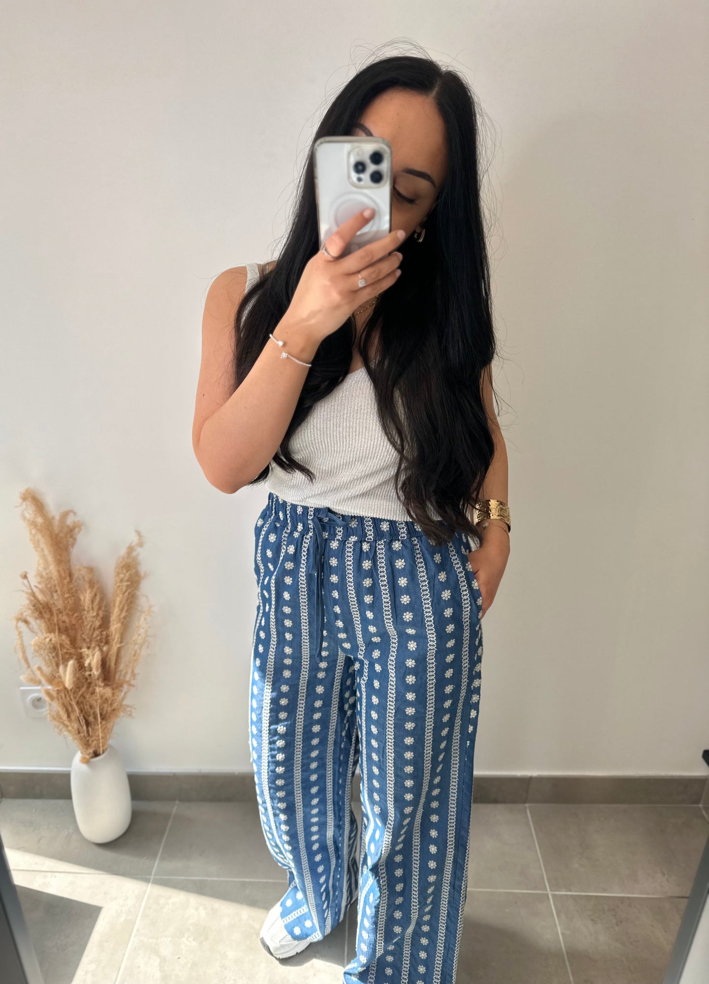 Pantalon élastique bleu à broderies