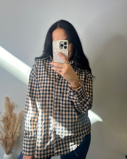 Chemise à carreaux vichy bleu marine et motifs brodés rouges